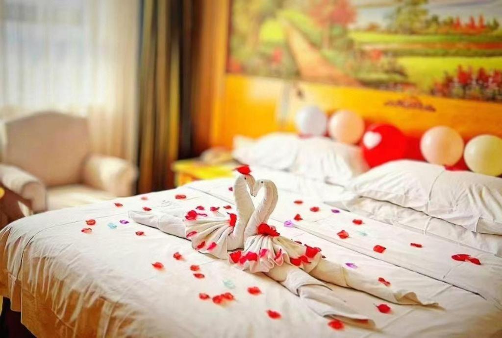 Vienna Hongqiao Huaxin Road 3*