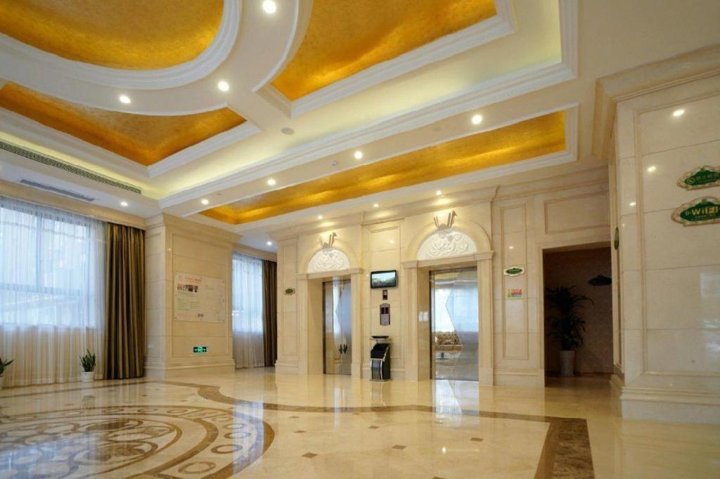 Vienna Hongqiao Huaxin Road Hotel