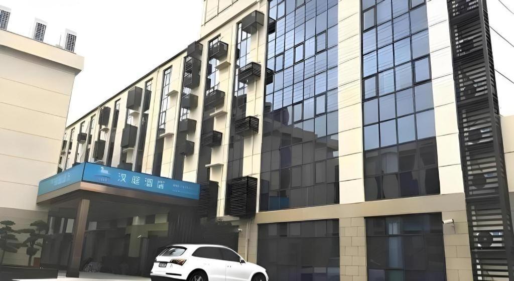 Vienna Hongqiao Huaxin Road Hotel 3*