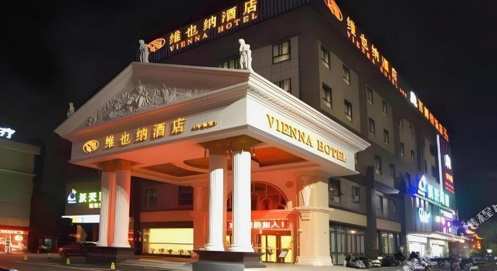 Vienna Hongqiao Huaxin Road Hotel 3*