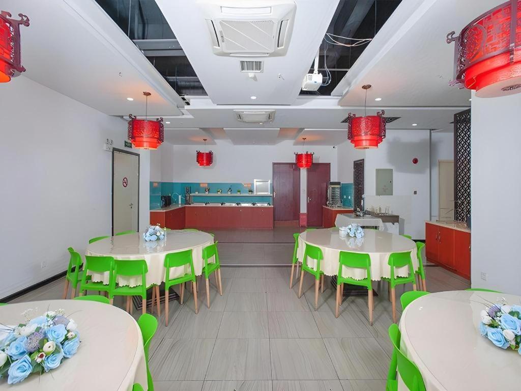Vienna Hongqiao Huaxin Road Hotel