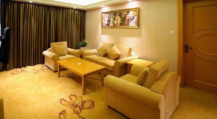 Vienna Hongqiao Huaxin Road Hotel 3*