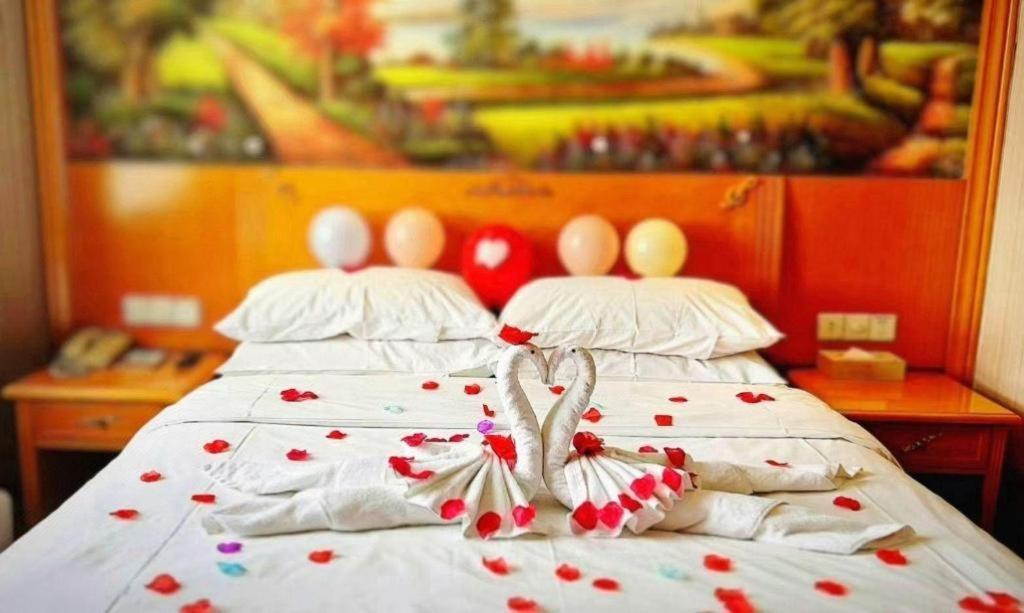 Vienna Hongqiao Huaxin Road Hotel