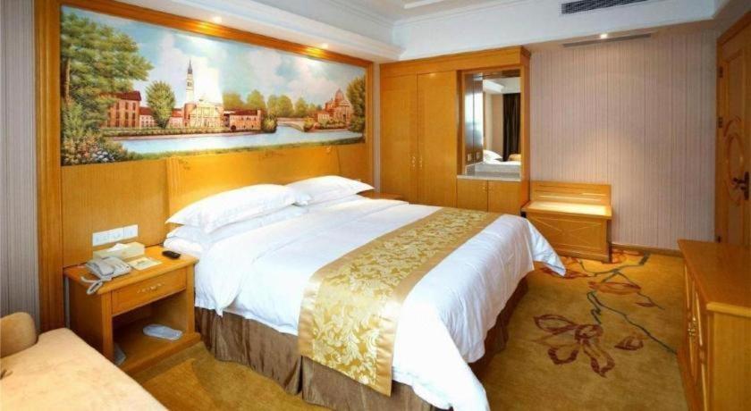 Vienna Hongqiao Huaxin Road