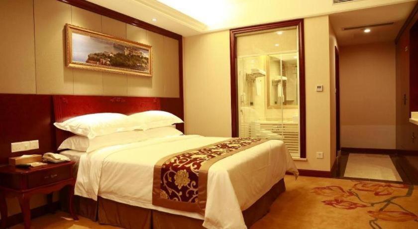 Vienna Hongqiao Huaxin Road Hotel