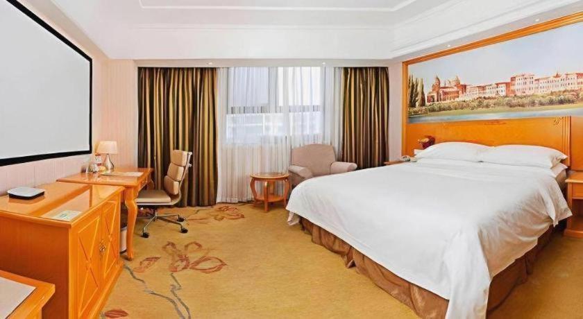 Vienna Hongqiao Huaxin Road Hotel 3*