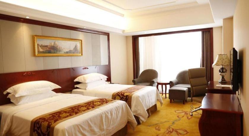 Vienna Hongqiao Huaxin Road Hotel 3*