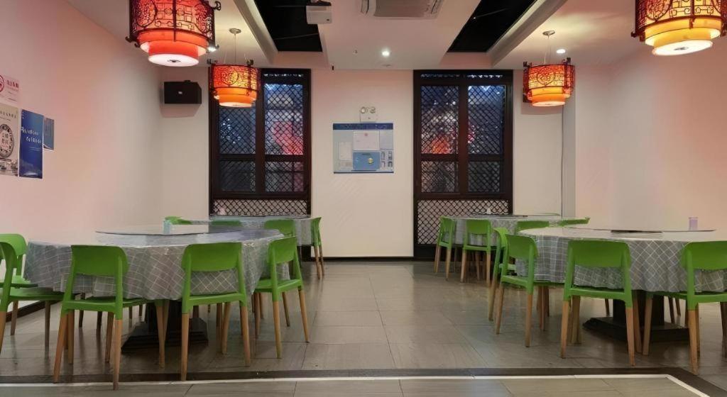 Vienna Hongqiao Huaxin Road 3* Shanghai