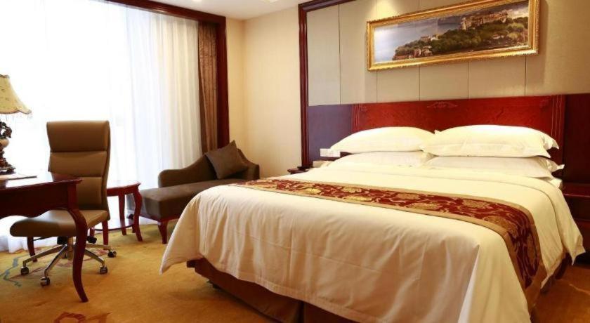Vienna Hongqiao Huaxin Road Hotel