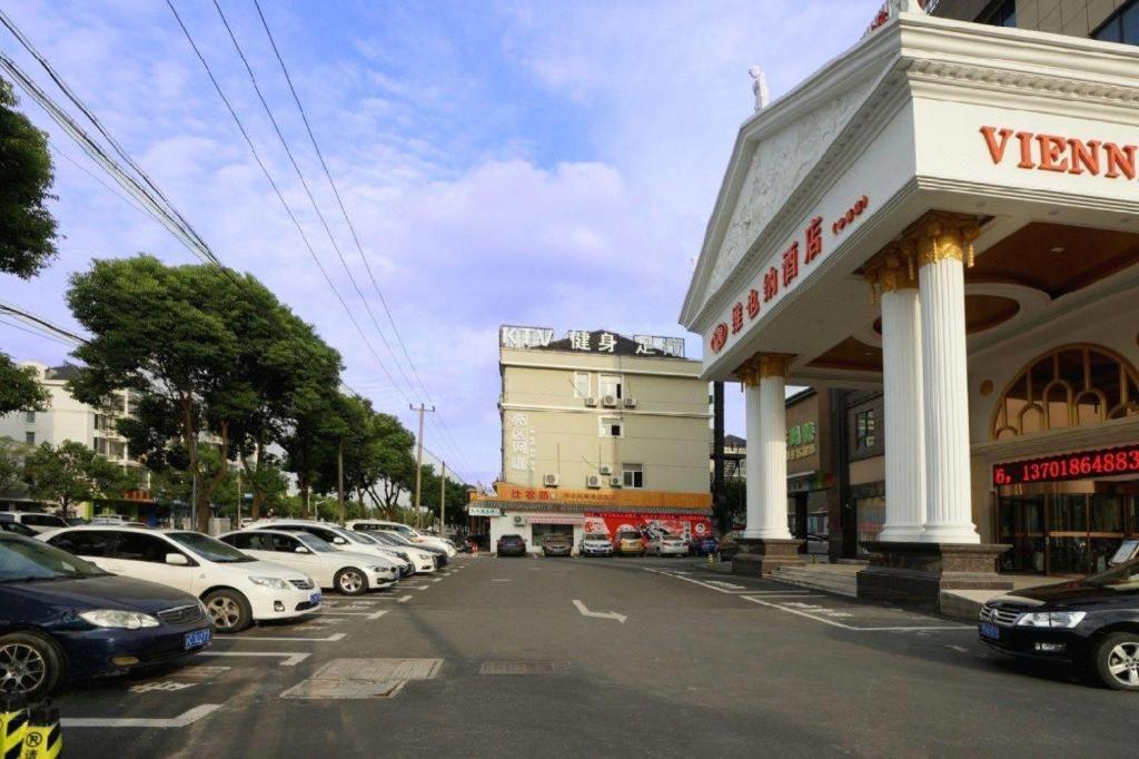 Vienna Hongqiao Huaxin Road Hotel 3*