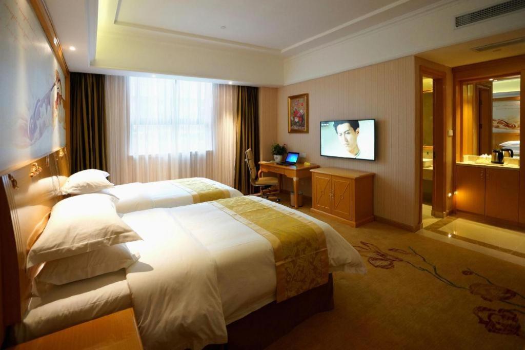 Vienna Hongqiao Huaxin Road 3*